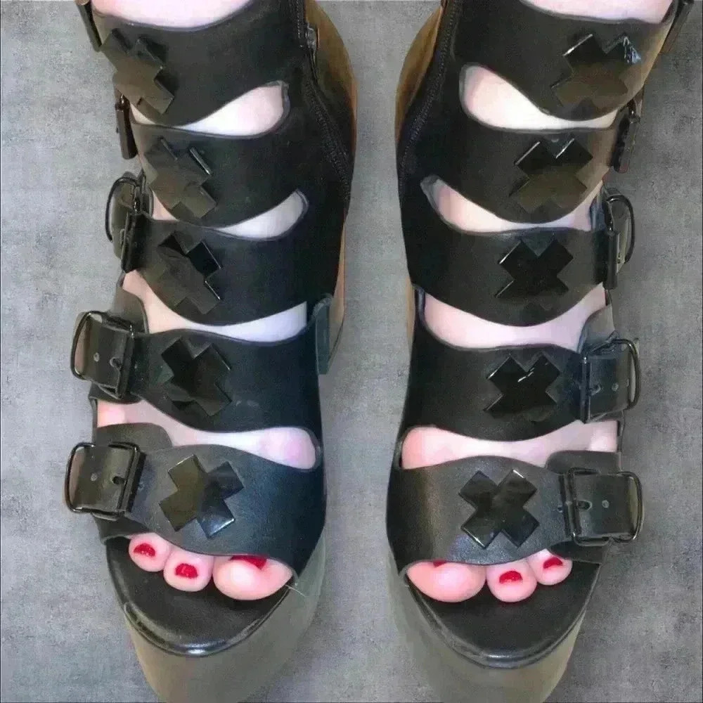 YRU heels‎ size 9.5 new without tags